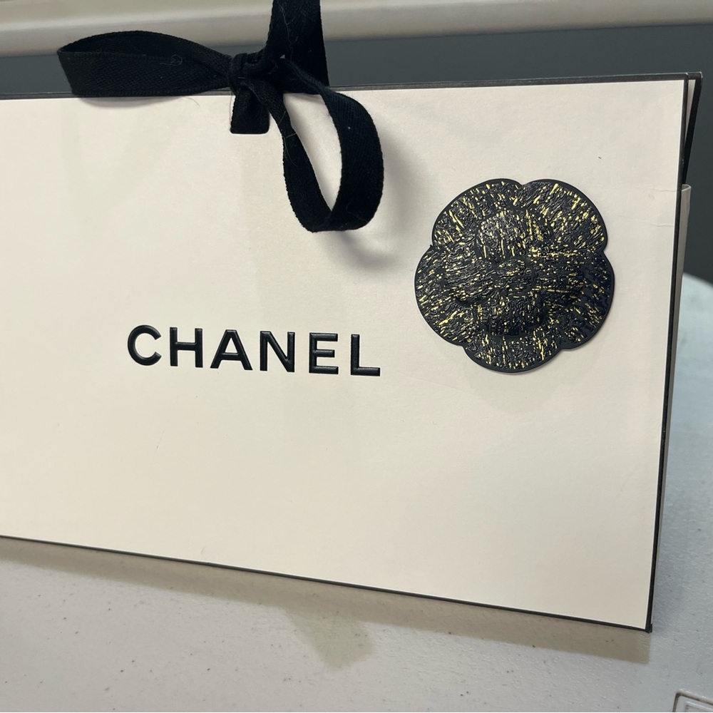 CHANEL Bundle: long lasting creamy eye shadow, small cosmetic pouch, gift box